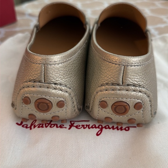 Woman's Salvatore Ferragamo Gold Driving moccasin - Picture 3 of 4
